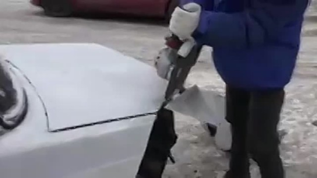 В Казани новый сосед спилил болгаркой замки на парковке, которую обустраивали жильцы дома