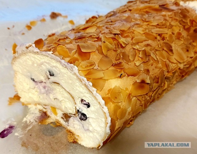 Рулет меренговый