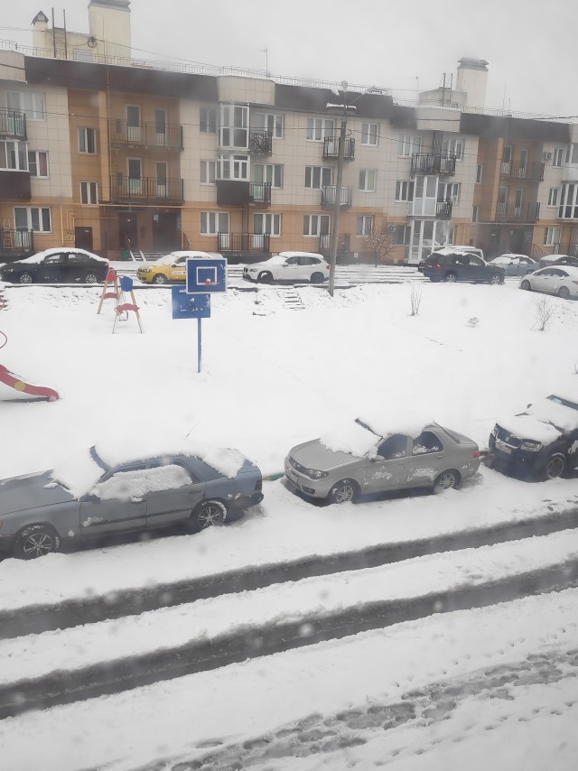 Все деревья а серебре, пляшут зайцы на горе, на реке сверкает лёд, наступает...