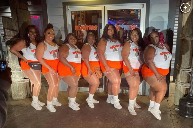 Сексуальные официантки Hooters