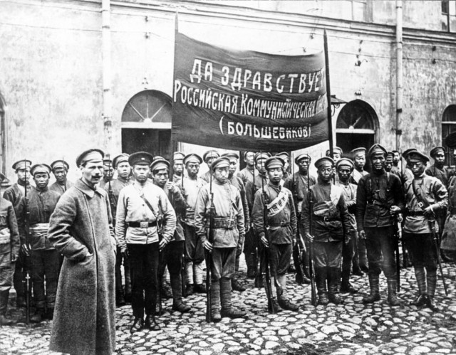 Фотографии связанных с историей Красной и Советской Армии.