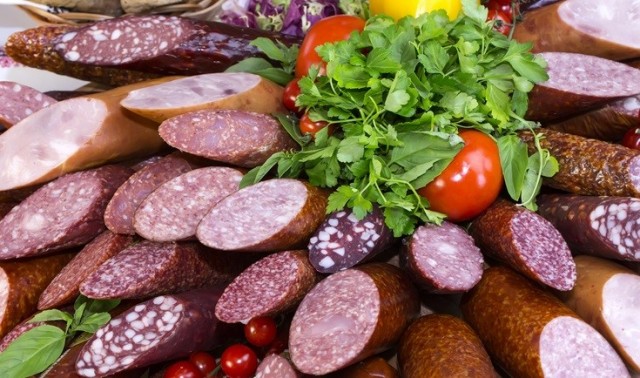 Мяса нет, сплошная соя: Роскачество назвало марки колбасы, которые не стоит брать даже со скидкой