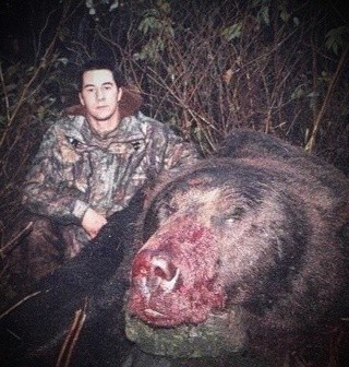 Самый большой в мире медведь оказался людоедом.