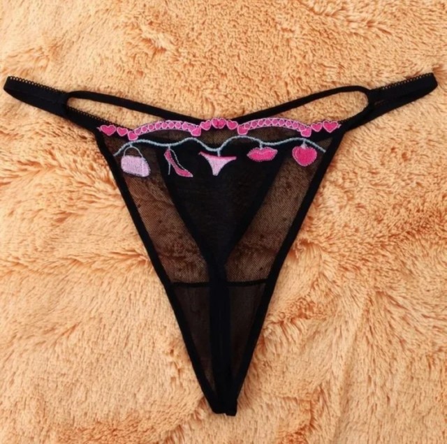 Готовился к 8 марту и угражая пистолетом украл дамские трусы