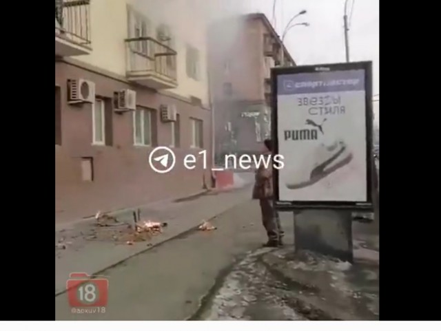 В Екатеринбурге 18-летний парень влез на балкон, чтобы потушить огонь