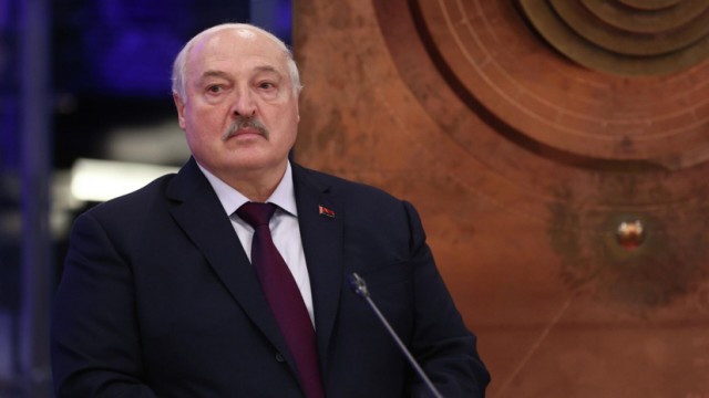 Вице-премьер Белоруссии не смог оплатить обед Лукашенко картой