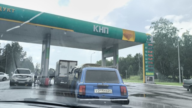 Цены на бензин упали в 23 регионах России
