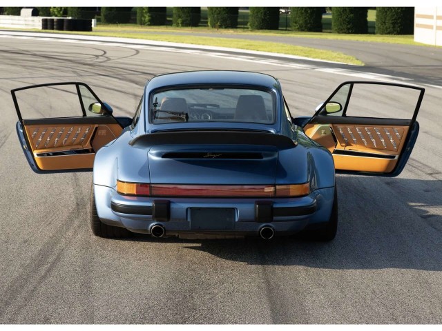 Louis Vuitton создал два эксклюзивных Porsche 911