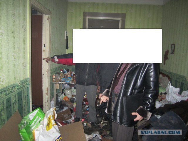 Парень прибрался в квартире к приходу девушки