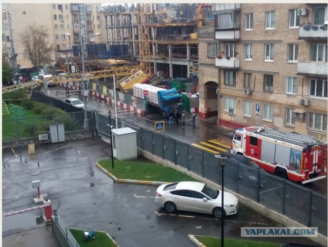 Строительный кран упал на детский сад в Москве