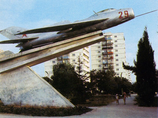 Когда говоришь, что у тебя есть МиГ-19, но он у бабушки в деревне...