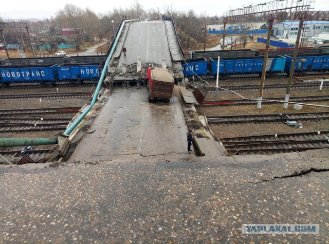 В городе Свободном виадук обрушился на железнодорожный состав