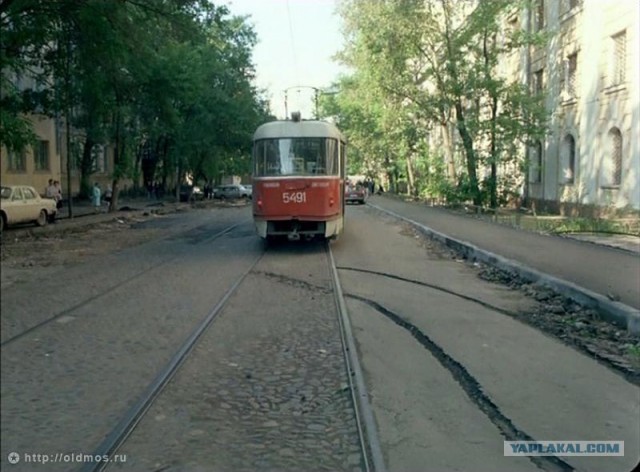 Трамвай тупо сносит бочину авто на повороте.