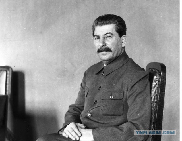 Охранники напали на державшего обочину водителя