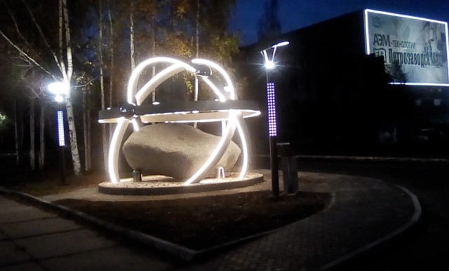 Советские монументы и уличные памятники