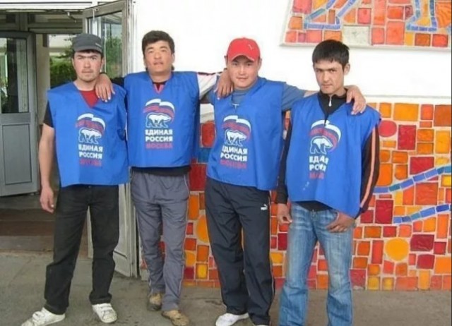 Илон Маск сделал фотографию с командой твиттер и это: