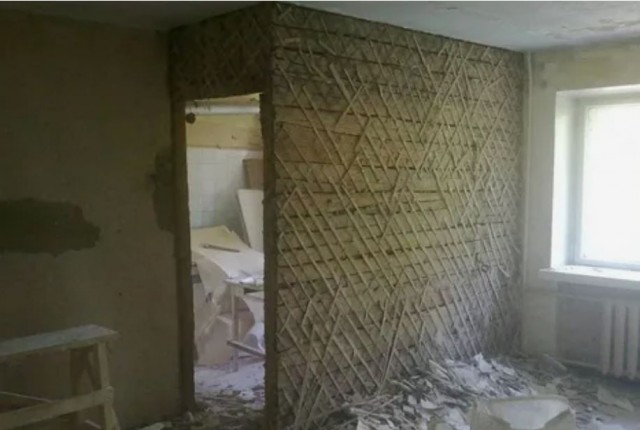 Та самая квартира в астраханской пятиэтажке, из-за которой могли обрушиться два подъезда, прямо перед вами
