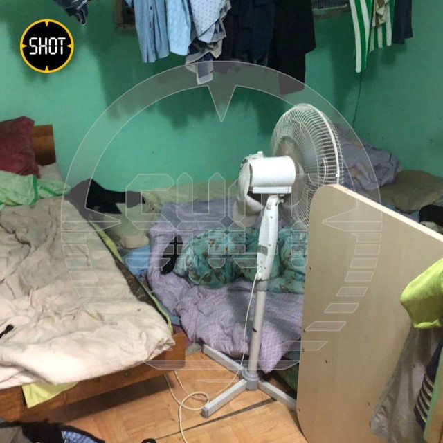 Московская полиция нагрянула в общежитие для мигрантов в подвале дома в столичном районе Западное Дегунино.