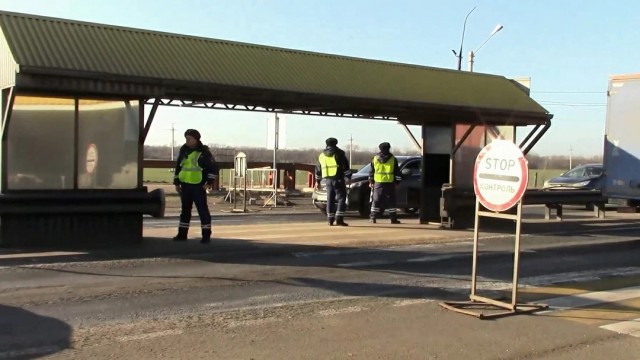 Два примерных семьянина очень торопятся домой