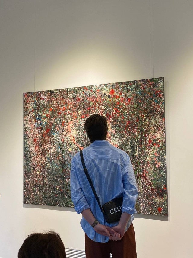 Штрихи кисти, черно-белые фотографии и яркие краски.