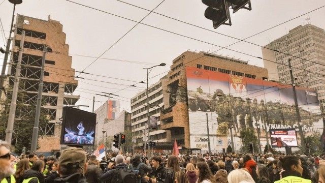 Сербские студенты протестуют против сноса руин бывшего генштаба Югославии
