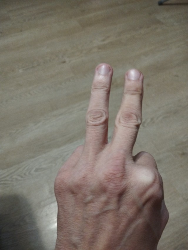 В России начали штрафовать за демонстрацию среднего пальца