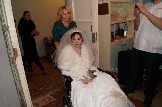 Жизнь продолжается. Свадьба в донецком хосписе.
