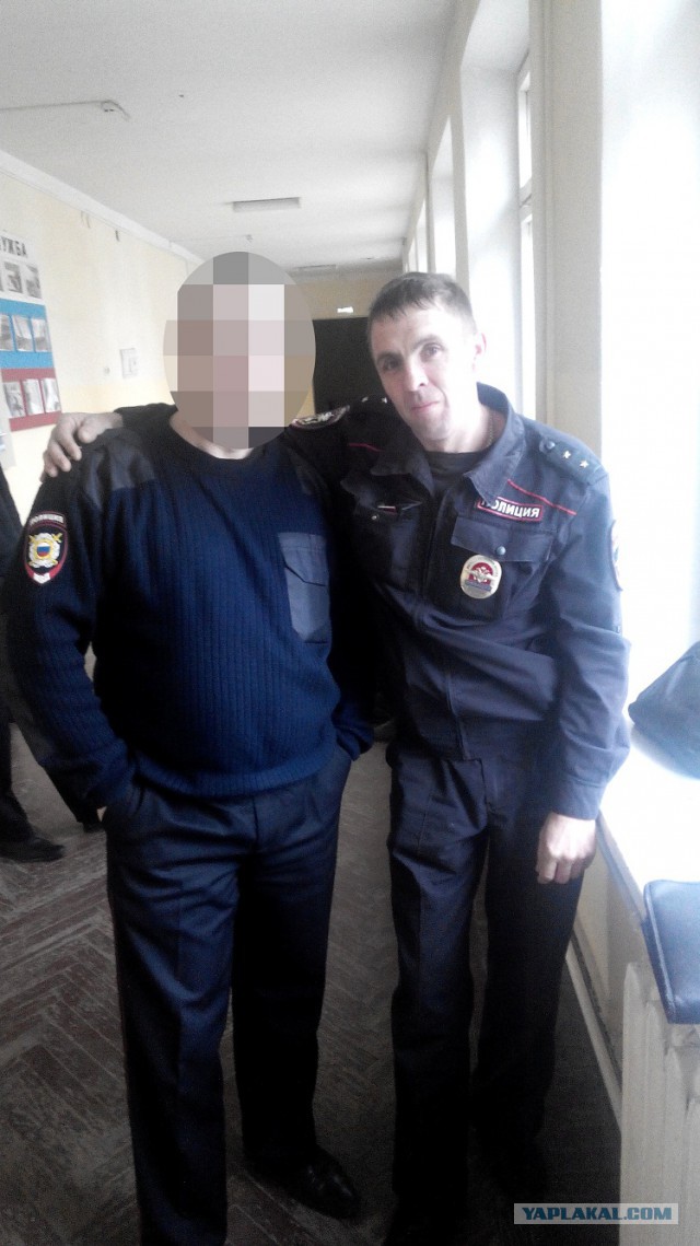 Полицейский вытащил из горящей машины семью
