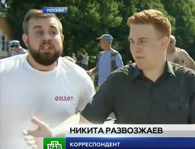 Корреспондент НТВ получил по лицу от быдла в прямом эфире