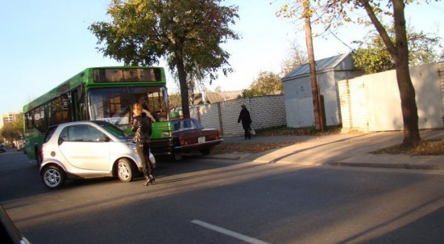 Негодяй на автобусе подрезал малютку Смарта