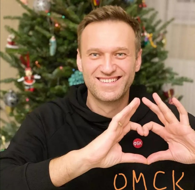 Алексей Навальный находится без сознания после отравления и экстренной посадки самолета в аэропорту Омска