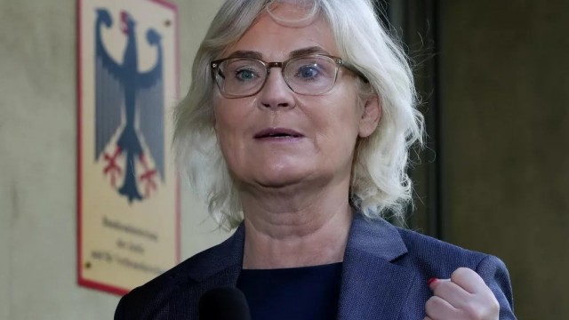 Министр обороны ФРГ заявила о постоянных поставках оружия Украине