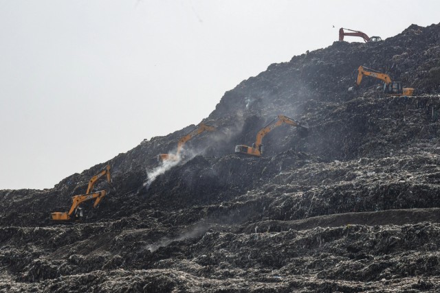 "Невозможно дышать": мусорные свалки Дели приводят к заоблачным выбросам метана