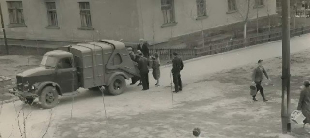 Мусора не было, все вторично и бутылки сдавали, и ящики в обороте годами. Продуманно было.