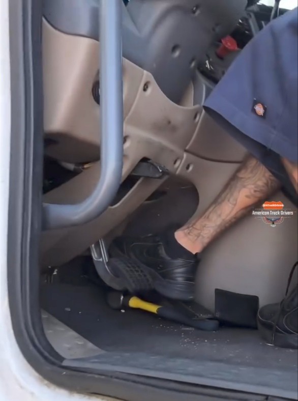 Молоток под педалями