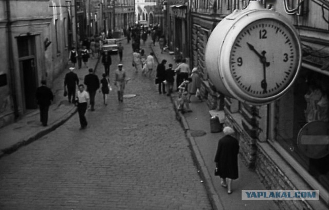 Человек в проходном дворе