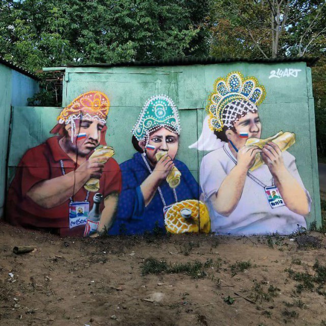 В Москве появилось граффити с тремя болельщиками в кокошниках, поедающими хот-доги