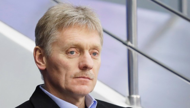 "Да вас застрелили бы в голову!" Песков о применении силы российскими силовиками за брошенный в них стаканчик