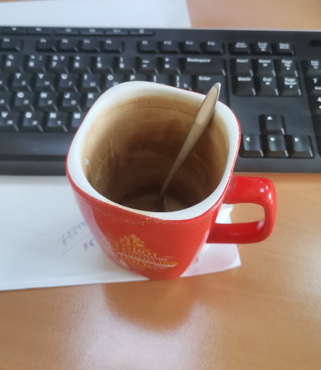 А из какой кружки вы пьёте на работе?