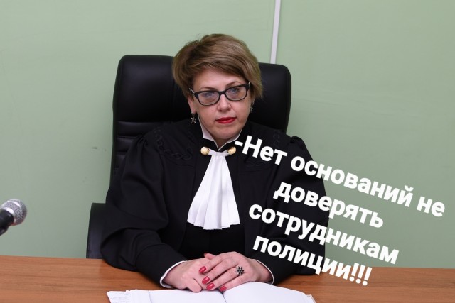 В Великом Устюге двое полицейских заставили мужчину сгрызть свой телефон