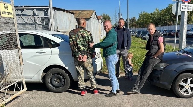 Двухлетняя девочка в розовой панаме пропала в Петербурге