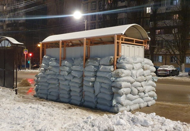 Автобусные остановки в Белгороде начали укреплять бетонными блоками и мешками с песком