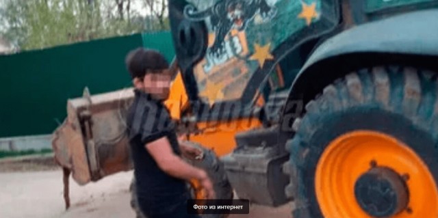 Держат в страхе всю деревню. В Подмосковье мигрант жестоко избил Героя России и переехал его на тракторе