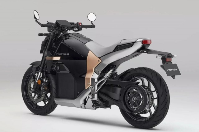 Honda начала продажи своего первого электромотоцикла. Цена новинки - от 1,3 млн рублей