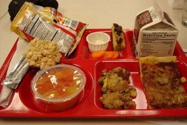 Чем кормят детей в школах разных стран?
