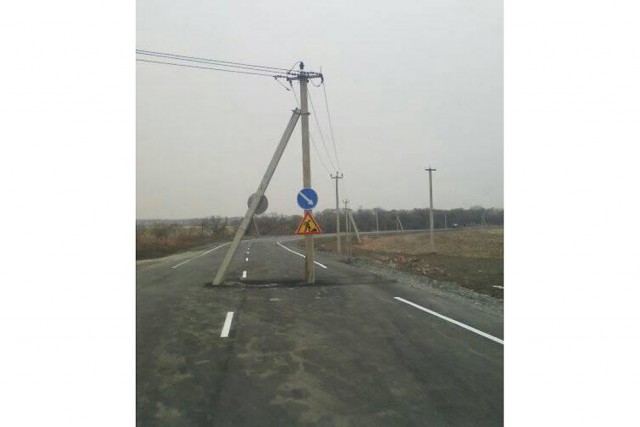 В Приморье заасфальтировали дорогу со столбом ЛЭП посередине