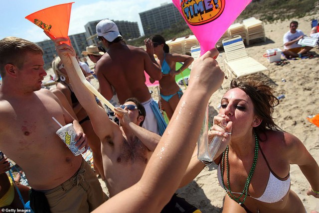 Тверкинг, пьянство и обмороки на пляже: весенние каникулы в Техасе