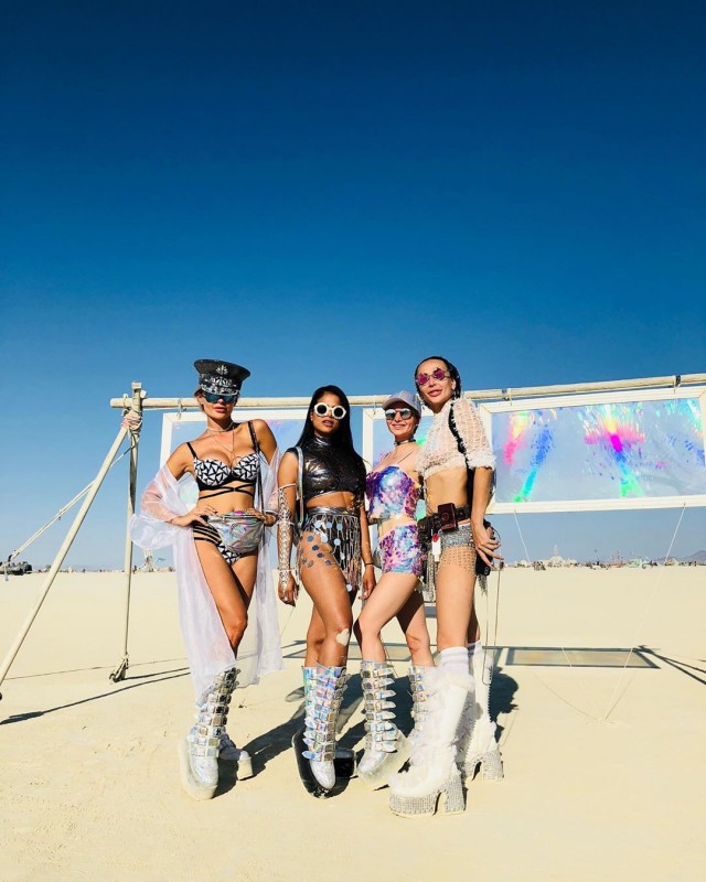 Девушки фестиваля Burning Man-2019