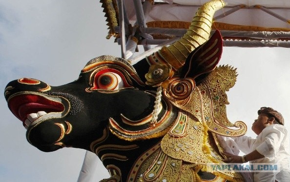 Королевские похороны на Бали