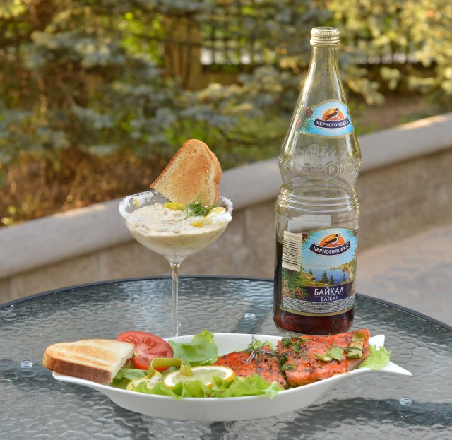 Кулинария: Камчатская семга на кедровой дощечке.